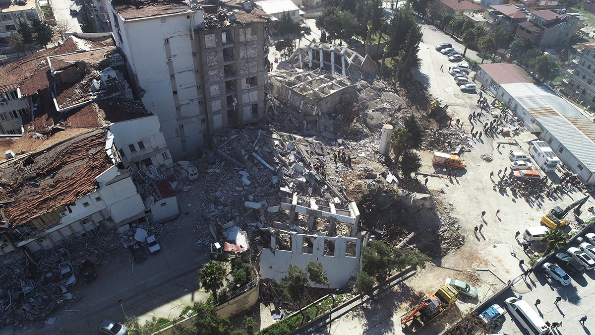 Yıkılan hastane ek binasında umutlu bekleyiş