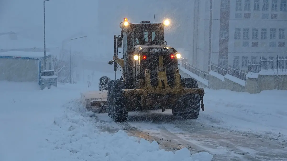 Yüksekova'da kar çilesi; 115 yol ulaşıma kapandı