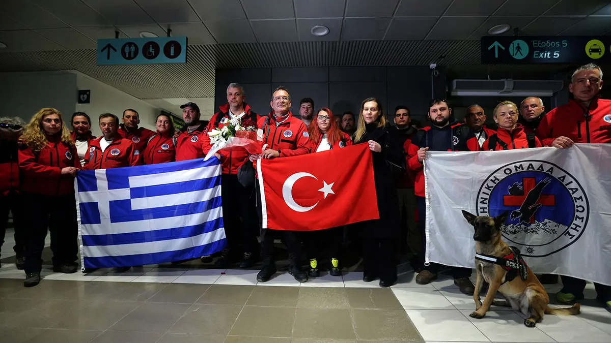 Yunan arama-kurtarma ekibi alkışlarla döndü