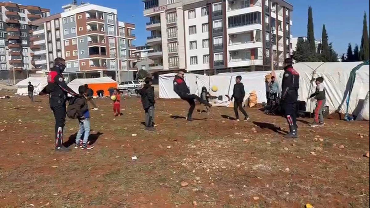 Yunus polisler depremzede çocuklarla top oynadı