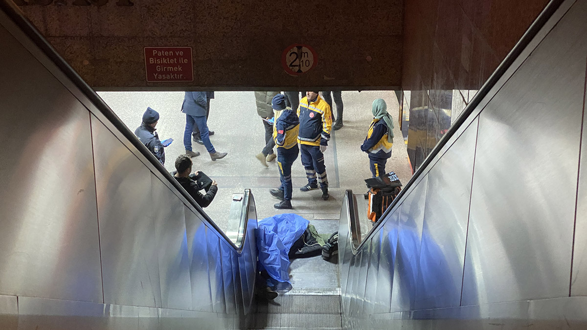 Yürüyen merdivenden düşüp öldü