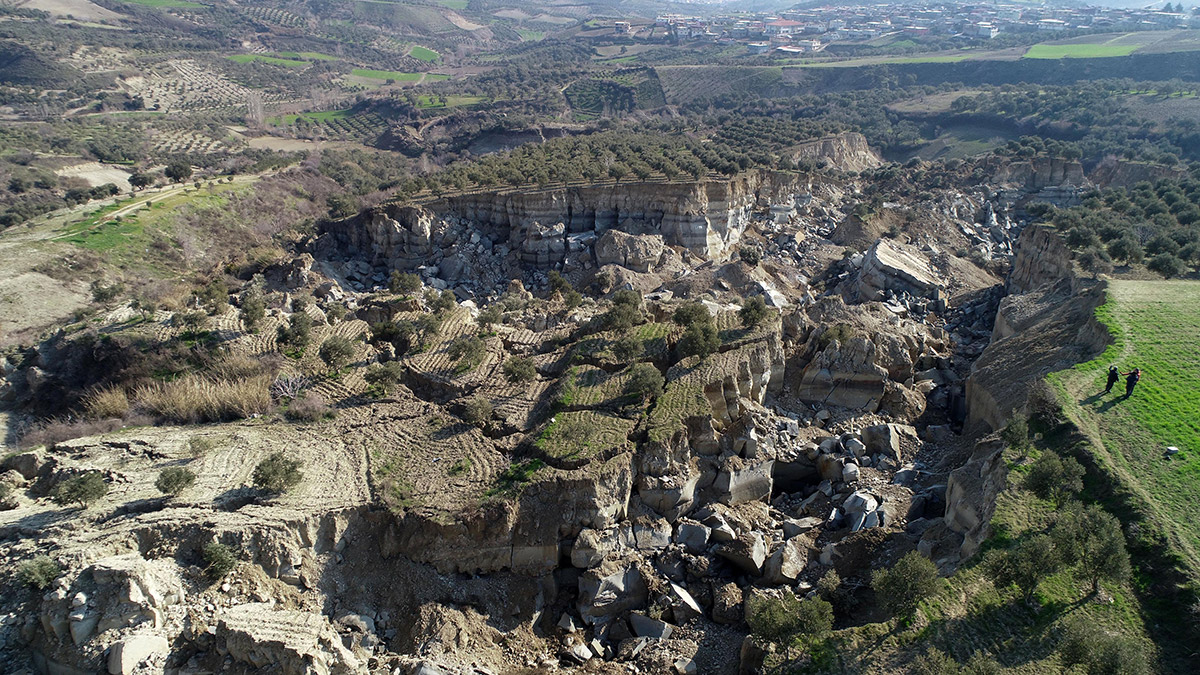 Zeytinlik depremde ikiye bölündü