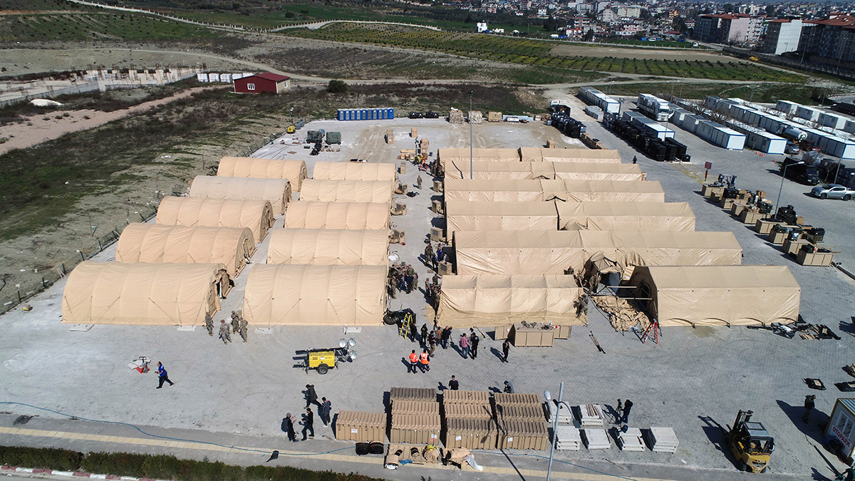 Kahramanmaraş merkezli depremlerin ardından Türkiye'ye gelen ABD askerleri Hatay Mustafa Kemal Üniversitesi bahçesine 100 yataklı, acil servisi ve 2 ameliyat odası bulunan sahra hastanesini kuruyor.