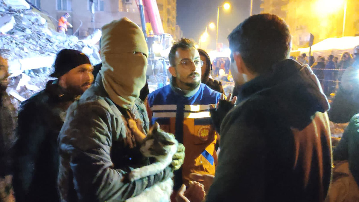 Alpergün Apartmanı'ndan 4 kişinin cansız bedeni çıkartıldı