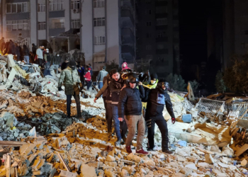 Alpergün Apartmanı'ndan 4 kişinin cansız bedeni çıkartıldı