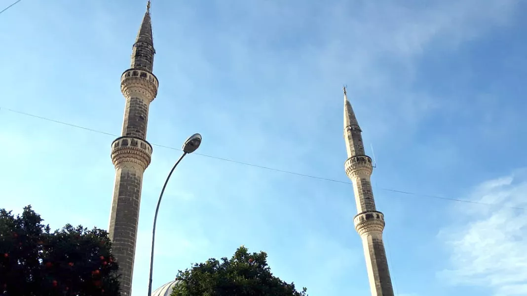 Adana'da ağır hasarlı cami minareleri yıkıldı