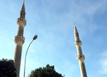 Adana'da ağır hasarlı cami minareleri yıkıldı
