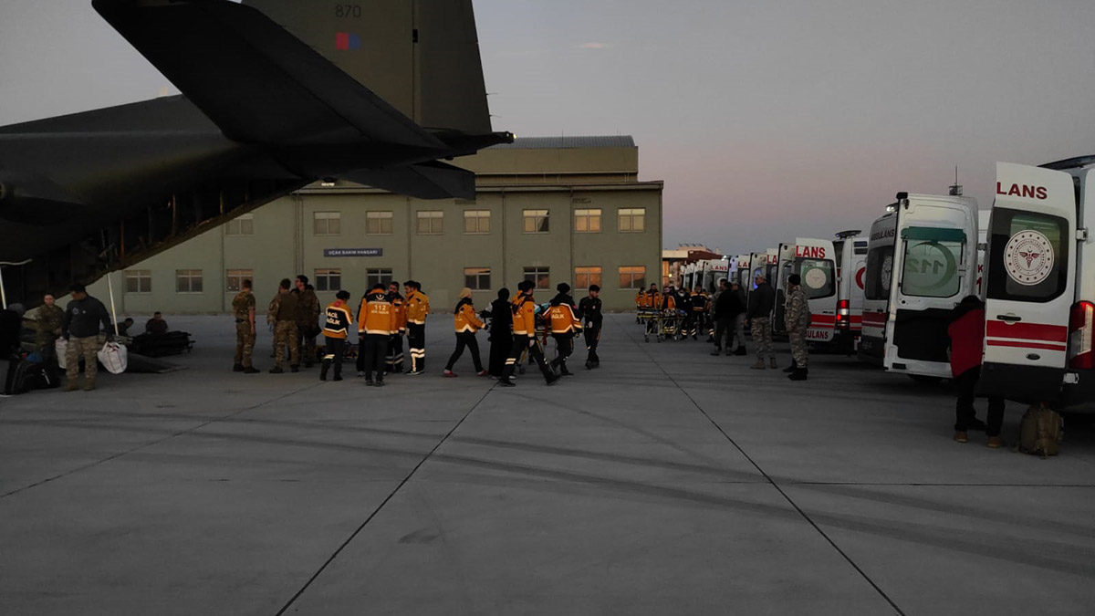 Deprem bölgesinden 10 yaralı İstanbul'a getirildi