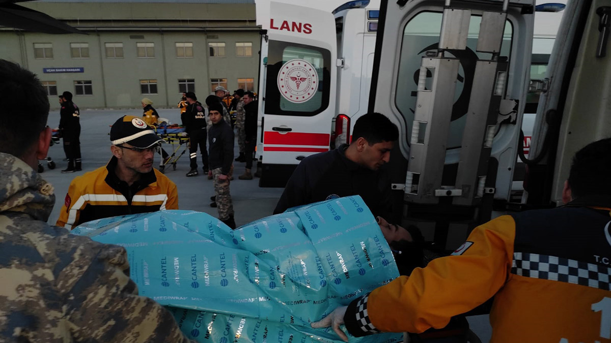 Deprem bölgesinden 10 yaralı İstanbul'a getirildi