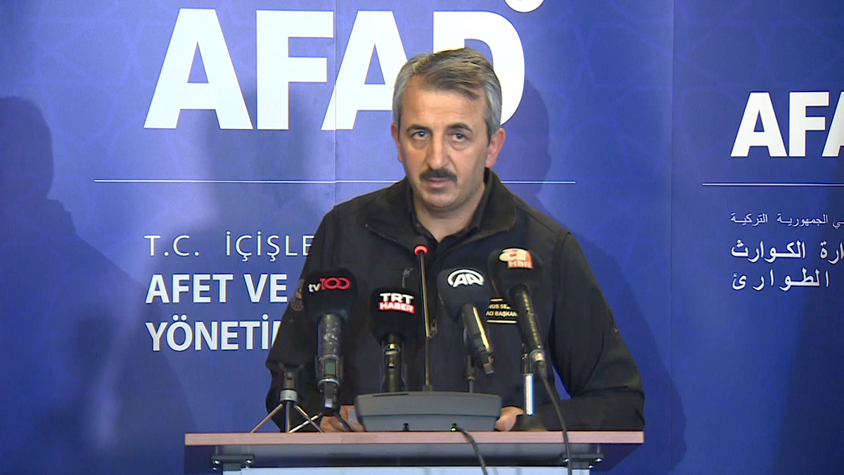 Afet ve Acil Durum Yönetimi Başkanı (AFAD) Yunus Sezer, "Deprem felaketinde can kaybı 40 bin 689 olarak tespit edildi. Burada 40'a yakın binada arama kurtarma çalışmalarımız, hassasiyetle devam ediyor. Bir taraftan da iyileştirme adına yoğun bir şekilde çalışmalarımızı sürdürüyoruz" dedi.