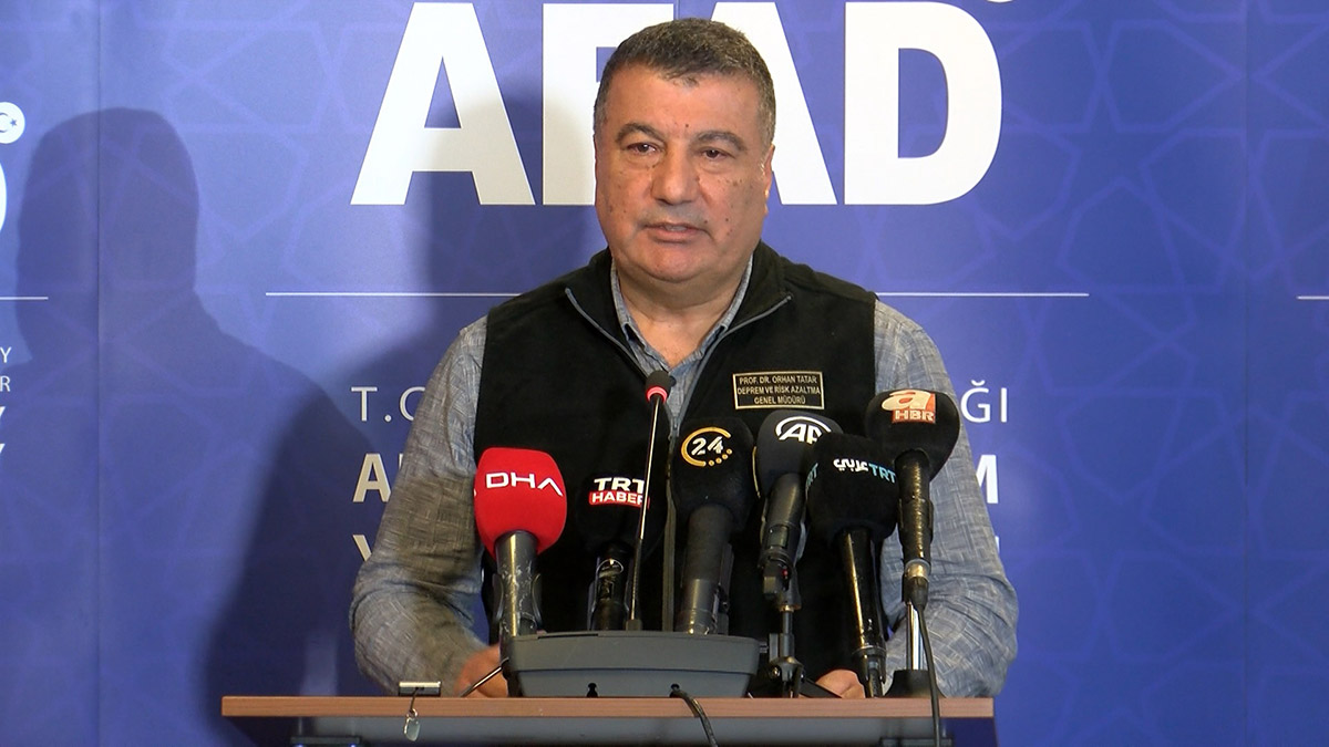 AFAD Deprem Risk ve Azaltma Genel Müdürü Orhan Tatar, "Şu ana kadar bu her 2 depremin oluşturduğu artçı sarsıntı sayısı 6 bin 40'a ulaştı. Bunlar arasında 3-4 arası olanlar 1628 4-5 arası olanlar 436 ve 5-6 arası olanlar 40. 1 adet de 6.6'lık sarsıntı var" dedi.