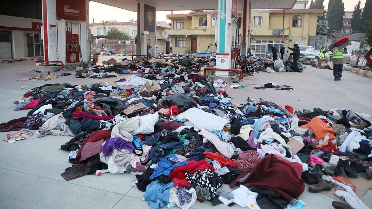 Depremzedeler yerlere saçılan kıyafetlerden kendilerine uygun olanları aradı
