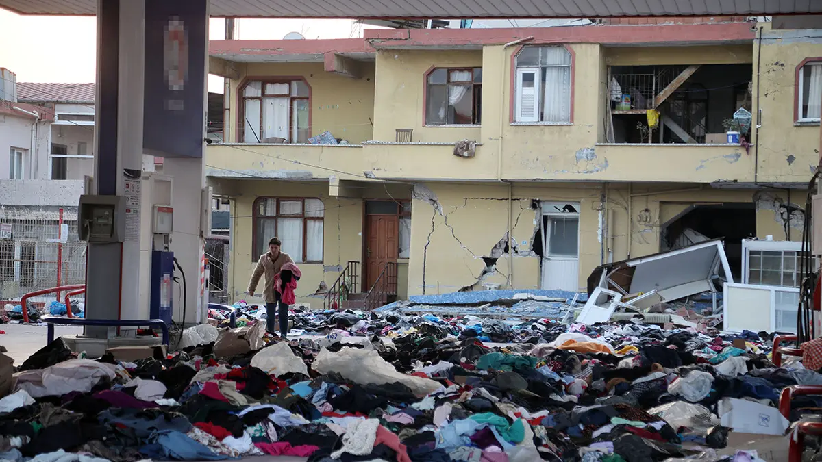 Depremzedeler yerlere saçılan kıyafetlerden kendilerine uygun olanları aradı