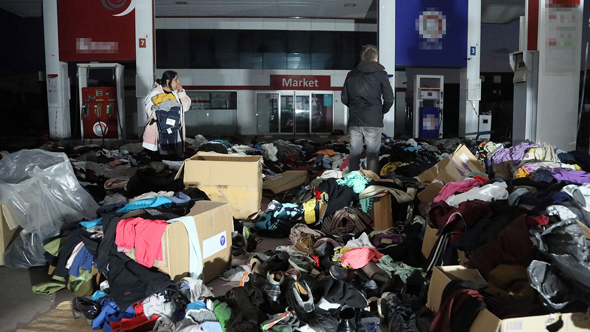 TIR şoförleri ve yardım ekipleri, AFAD merkezinde sıra beklememek için taşıdıkları yardım malzemelerini caddelere indirdi. Depremzedeler yerlere saçılan kıyafetler arasında kendilerine uygun olanları aradı.
