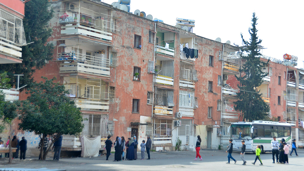 Afet riskli alan ilan edilen mahalle diken üstünde