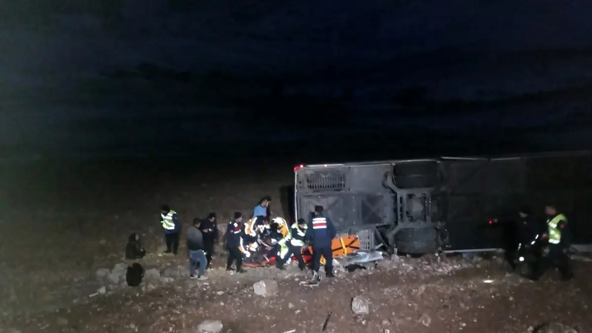 Afyonkarahisar'da yolcu otobüsü devrildi; çok sayıda ölü var