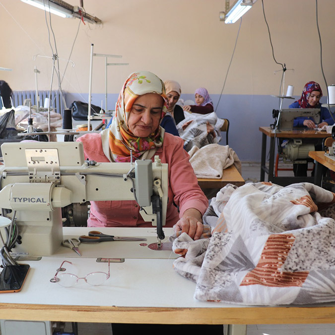 Ağrılı kadınlar depremzedelere kışlık giysi dokuyor