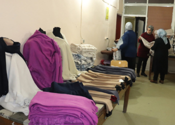 Ağrılı kadınlar depremzedelere kışlık giysi dokuyor