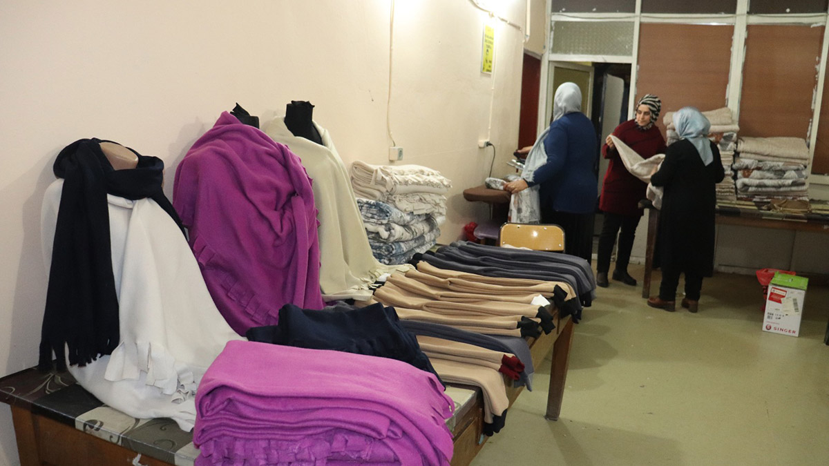 Ağrılı kadınlar depremzedelere kışlık giysi dokuyor