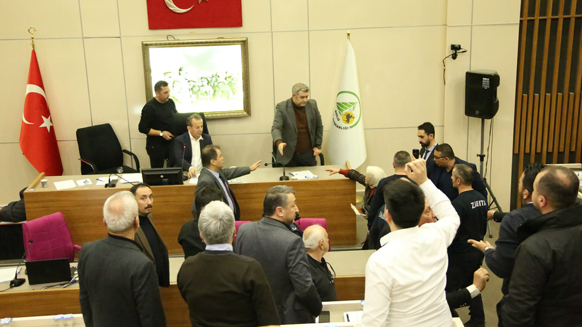 AK Parti'li Çınar, Tanju Özcan'a su şişesi fırlattı