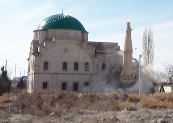 Aksaray'da hasar gören caminin minareleri yıkıldı