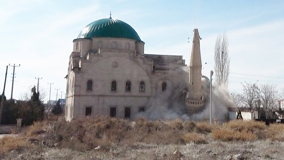 Aksaray'da hasar gören caminin minareleri yıkıldı