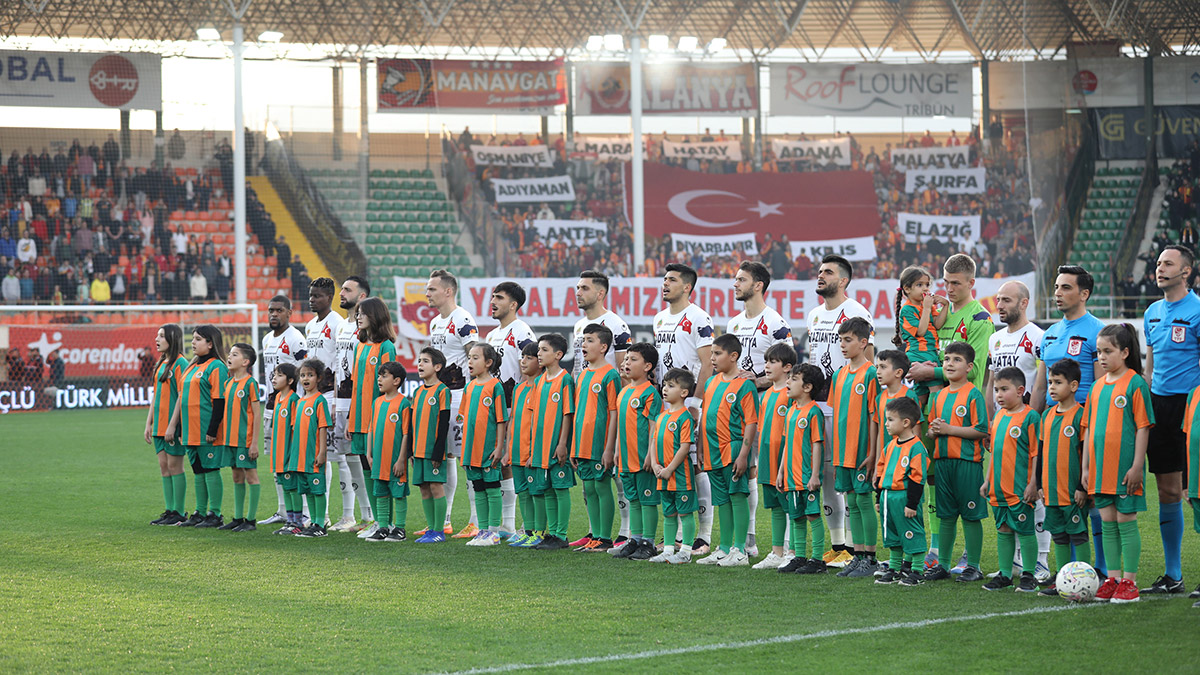 Alanyaspor-Galatasaray depremzedeler için sahaya çıktı