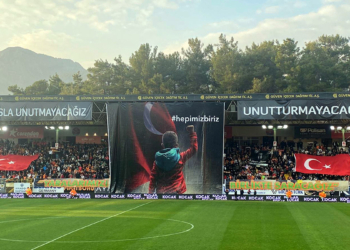 Alanyaspor-Galatasaray depremzedeler için sahaya çıktı