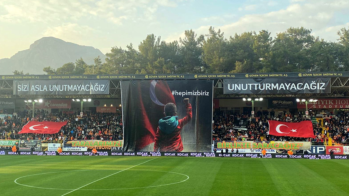 Alanyaspor-Galatasaray depremzedeler için sahaya çıktı