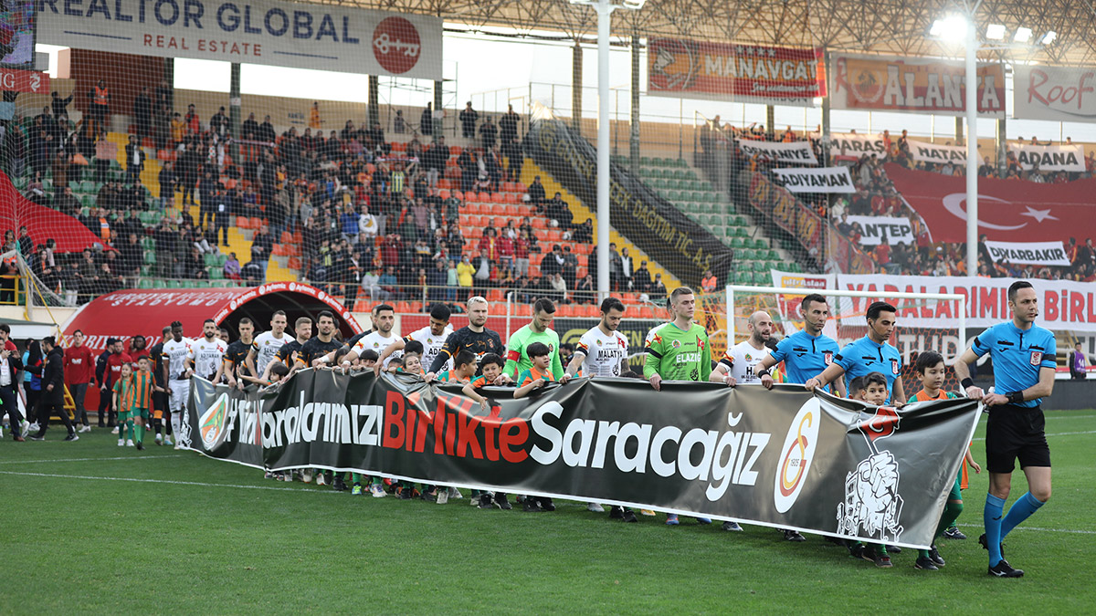 Alanyaspor-Galatasaray depremzedeler için sahaya çıktı. Karşılaşma öncesi maça gelen taraftarlar, depremzedelere verilmek üzere yanlarında oyuncak ve atkı getirdi.