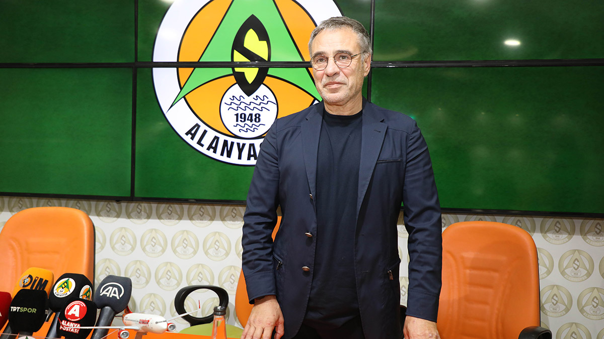 Süper Lig ekiplerinden Corendon Alanyaspor’da Francesco Farioli’nin istifasının ardından boşalan teknik direktörlük görevine Ersun Yanal getirildi. İmza törenine Francesco Farioli ve Ersun Yanal birlikte katıldı.