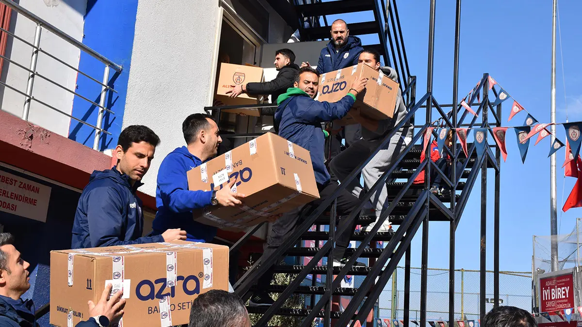 Altınordu'da futbolcular depremzedeler için çalışıyor