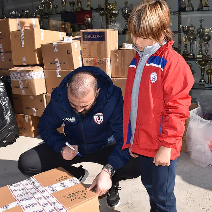 Altınordu'da futbolcular depremzedeler için çalışıyor