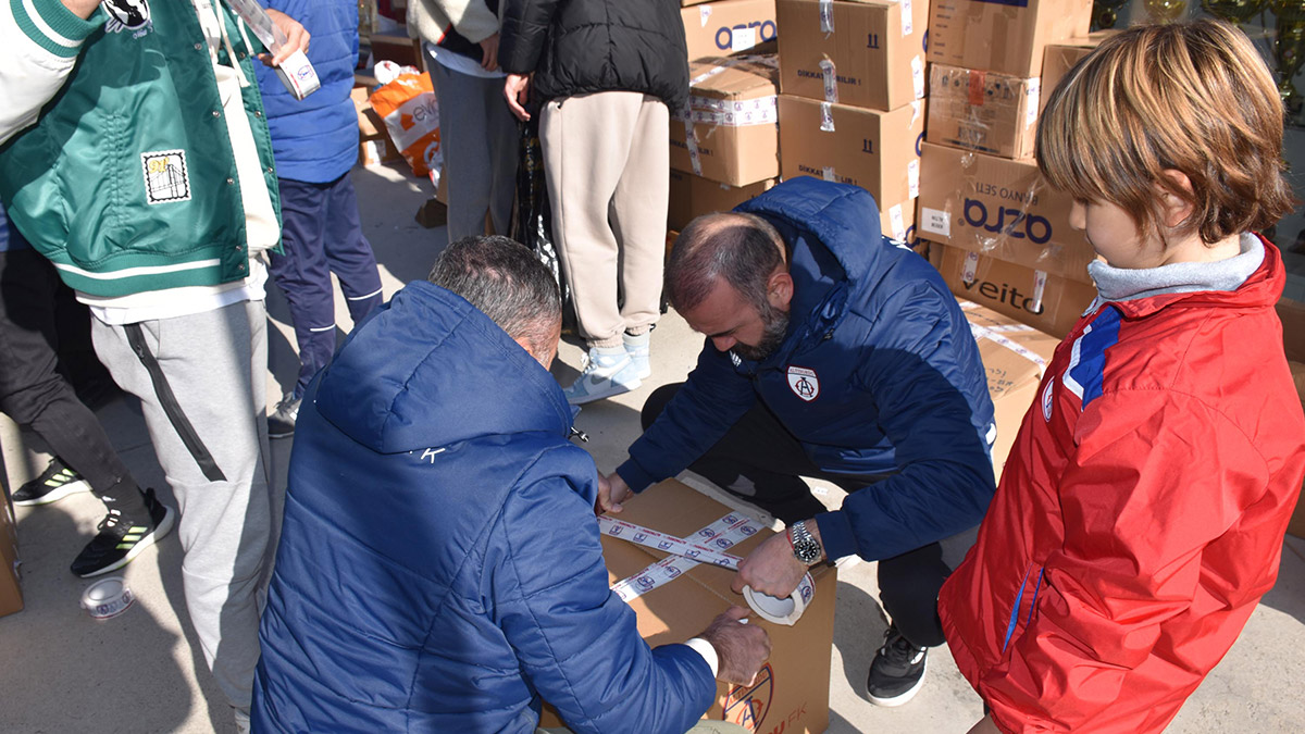 Spor Toto 1'inci Lig ekiplerinden Altınordu'da futbolcular depremzedeler için başlatılan yardım kampanyasına katıldı.