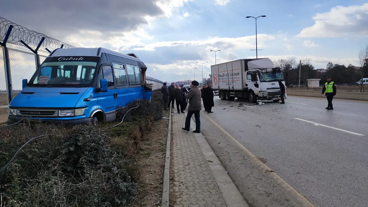 Ankara'da kamyon minibüse çarptı; 7 yaralı