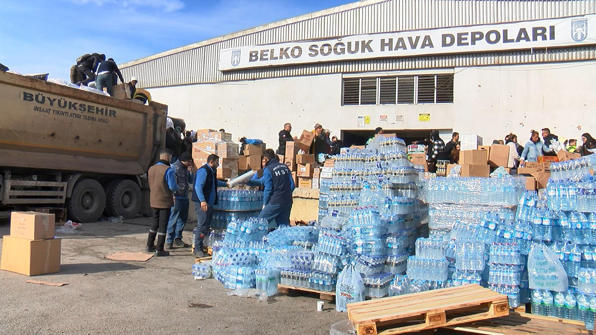 Ankara'dan 55 TIR yardım malzemesi gönderildi
