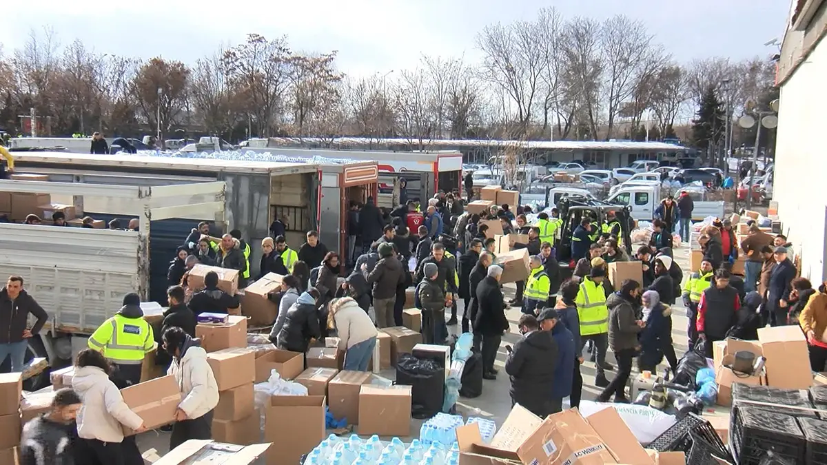 Ankara'dan 55 tir yardım malzemesi gönderildi