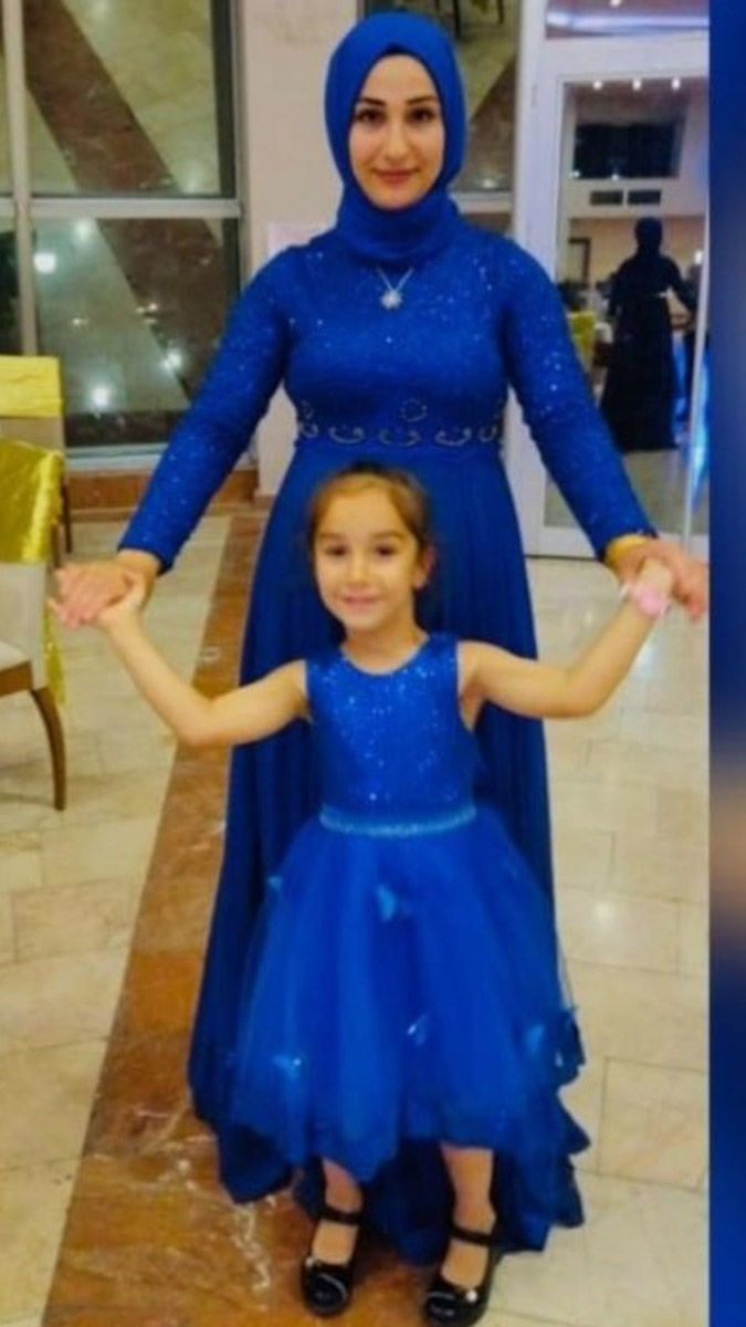 Kahramanmaraş merkezli ilk depremde Hatay'ın İskenderun ilçesinde yıkılan 4 katlı apartmanın enkazı altında kalan Selcan Bağış (29) ile kızı Sıla (8) ve 8 aylık bebeği Abdullah Efe Bağış'ın cansız bedenleri, birbirlerine sarılı halde bulundu.