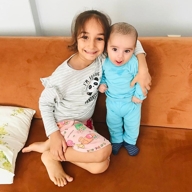 Anne ve çocukları birbirlerine sarılı halde bulundu