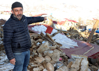 Depremde anne ve babasını kaybeden kepçe operatörü enkaz kaldırıyor