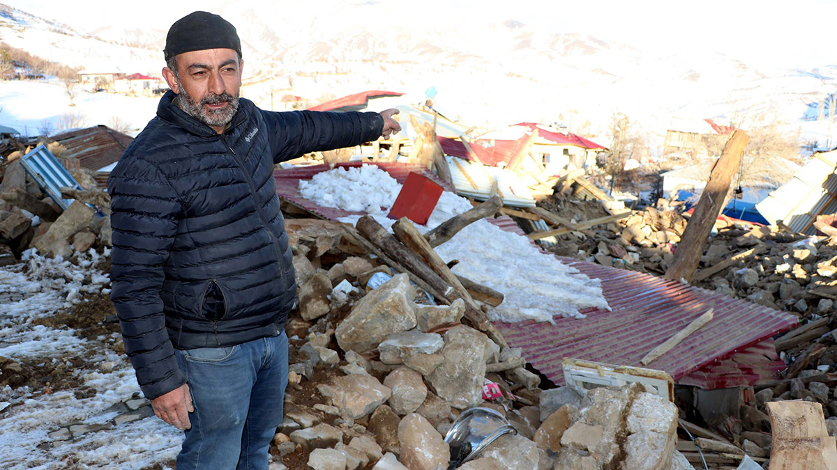 Depremde anne ve babasını kaybeden kepçe operatörü enkaz kaldırıyor