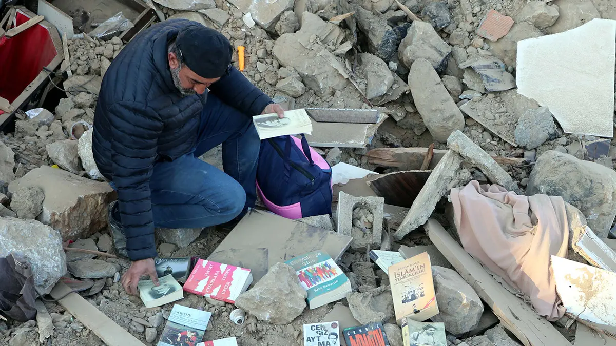 Kahramanmaraş'taki 7. 6 büyüklüğündeki depremde anne ve babasını kaybeden kepçe operatörü, enkaz kaldırma çalışmalarında.