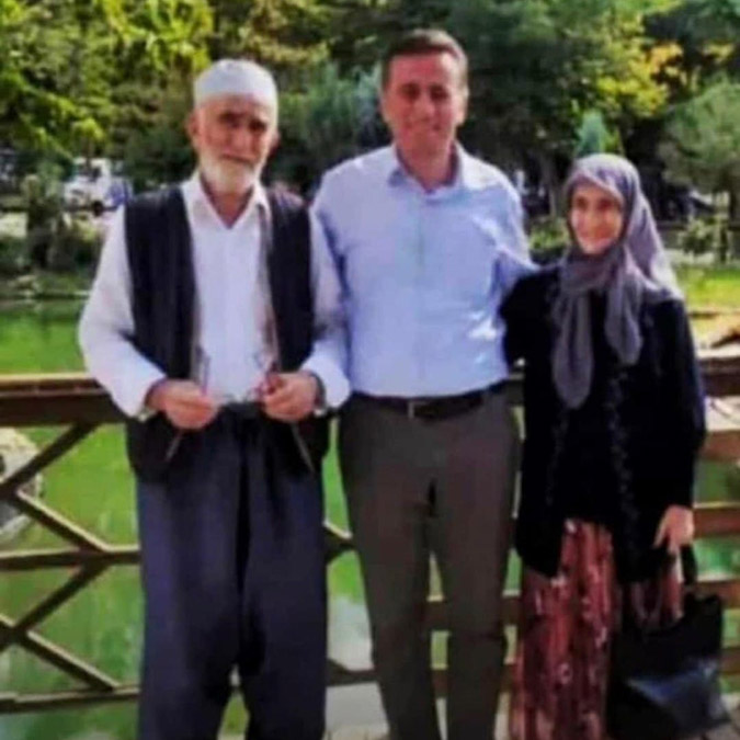 Anne ve babasını kurtarmaya çalışırken enkaz altında kaldı