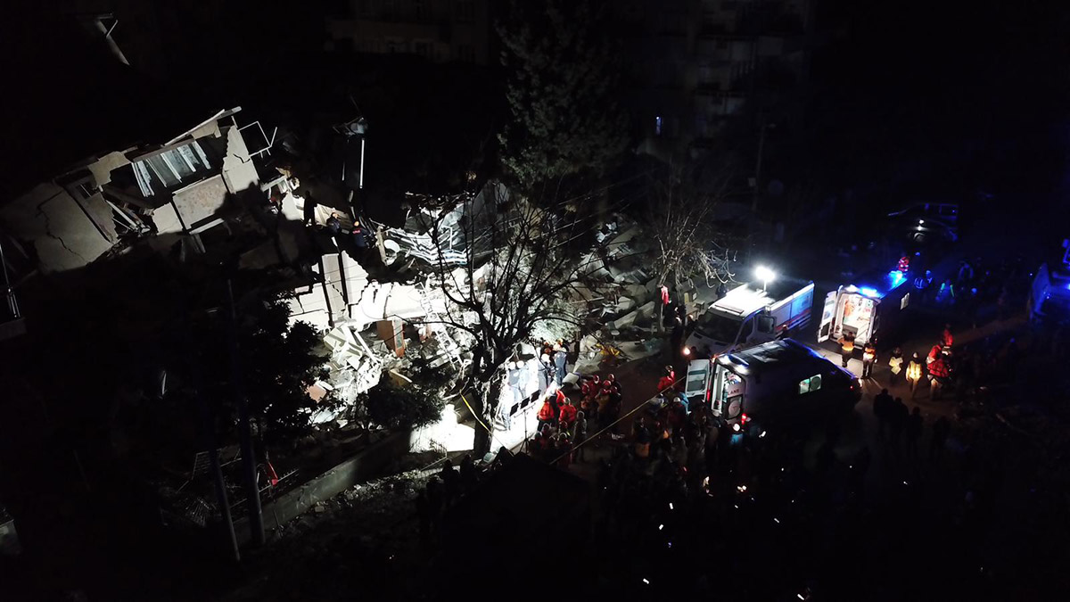 Antakya'da hasarlı olan binalar yıkıldı