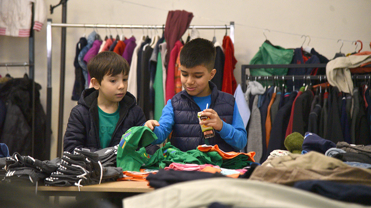 Kahramanmaraş merkezli depremlerin ardından Antalya'da hayırseverlerin desteğiyle toplanan elbise, ayakkabı, kitap, hijyen ürünleri gibi yardım malzemelerinin toplandığı merkezde kurulan 'Gönül Mağazası'nda, depremzedeler ihtiyaçlarını temin edip, konaklayacakları otel, yurt gibi tesislere gidiyor.