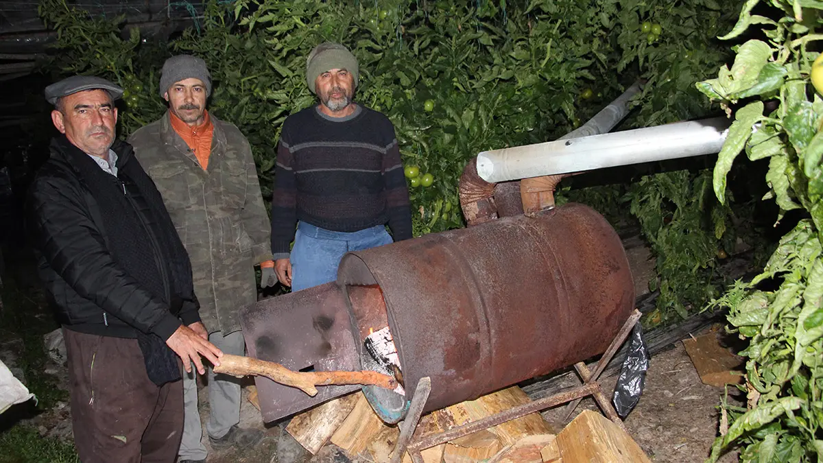Antalya'nın kumluca ilçesinde üreticiler, soğuk hava nedeniyle ürünlerinin zarar görmemesi için serada soba yakıp, don nöbeti tuttu.