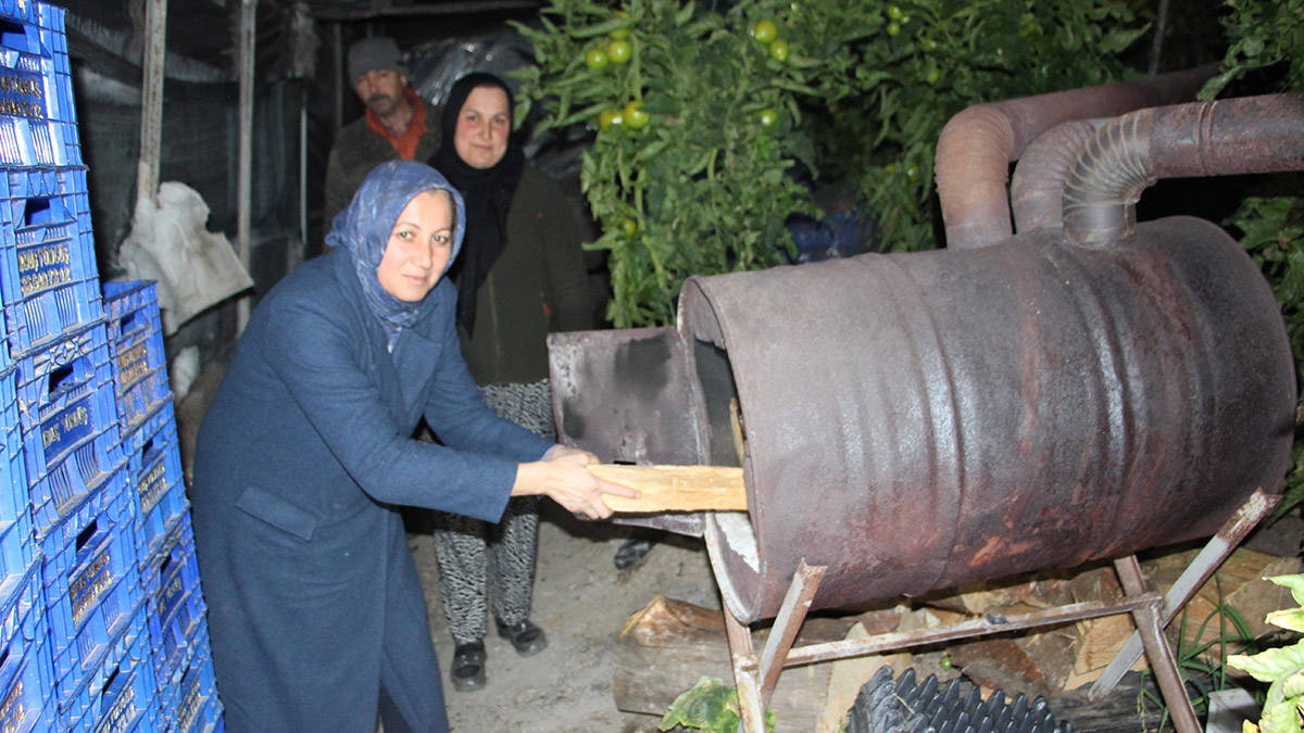 Serada soba yakıp, don nöbeti tuttular
