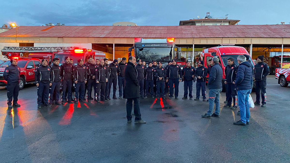Antalya'dan 400 kişilik kurtarma ve sağlık personeli yola çıktı