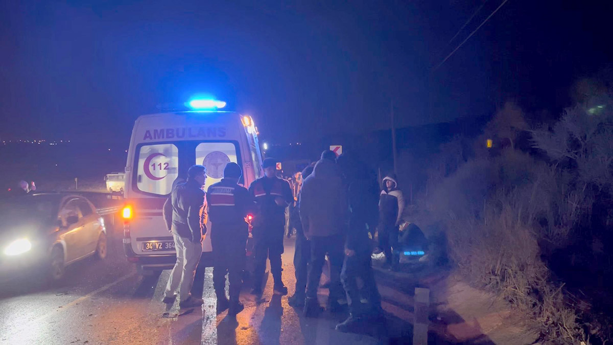 Arnavutköy'de servis minibüsü ile otomobil çarpıştı