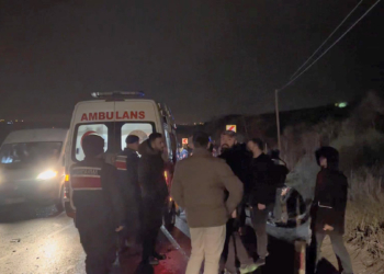 Arnavutköy'de servis minibüsü ile otomobil çarpıştı